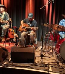 Op diverse podia speelt de akoestische band ACE nummers van Neil Young. Twee volledige akoestische sets van deze Canadese singer-songwriter staan op het programma.